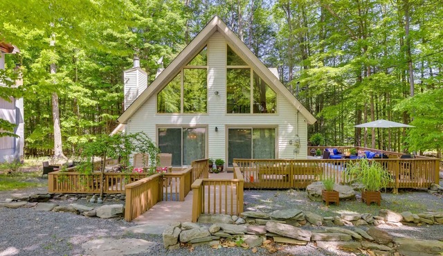 HOT TUB, Lakes, Ski Hill, Golf, Game Room & Endless Foliage, Dog friendly
