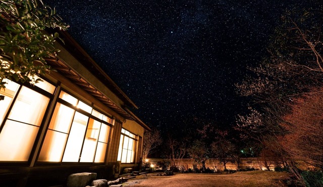 House with a hot spring flowing directly from the source and a large garden/Kamo-gun Shizuoka