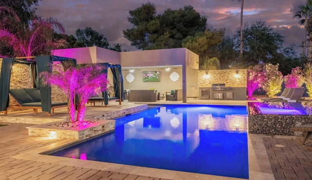 HÓZHÓ Cactus | Pool | Pickleball | Theatre | BBQ