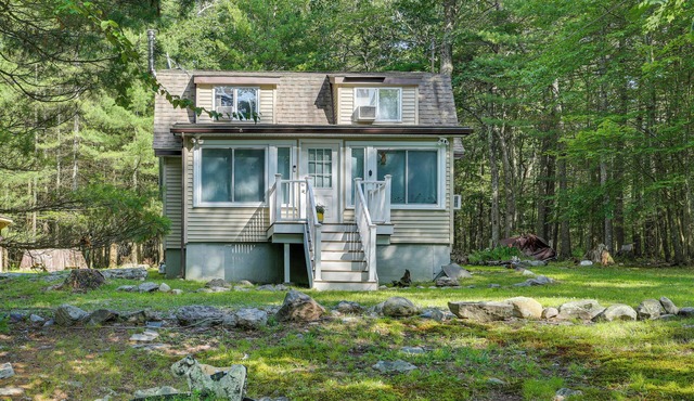 Huguenot Retreat w/Screened Porch & Lake Access!