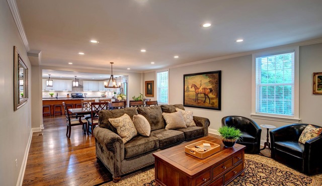 Hummingbird Manor-6 Bedrooms, 6 EnSuite Baths, Minutes from Downtown Skaneateles