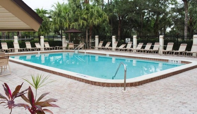 Immaculate Fort Myers Condo, ideal location-quiet