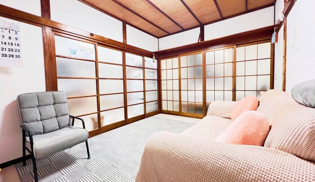 Independent villa located 9 minutes walk from the station, 13 minutes from Tokyo Station, and 14 minutes from Akihabara. Accommodates up to 6 adults and 1 infant. Three bedrooms, 77 square meters of private space.