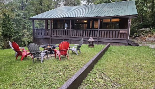 Indoor treehouse! Swivel fire pit & gas grill. Close to trails & attractions.