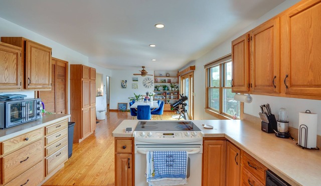Inviting Berne Getaway w/Deck - Pets Welcome!
