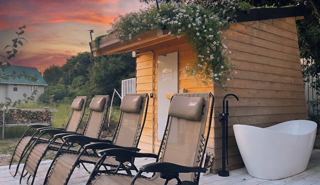 Japanese Cypress Sauna *BBQ *Jacuzzi *Fire pit *Detox Inn to enjoy nature in a spacious garden *5 min. drive to the ski slopes