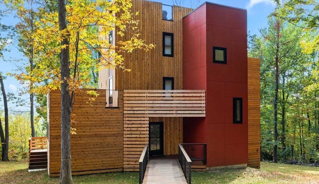 Keuka Lookout- A modern, 4 en suite bedroom home, overlooking Keuka Lake