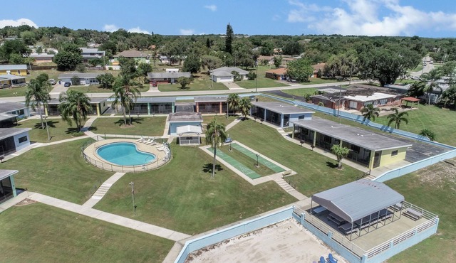 Lake Blue Resort - #4 - *Waterfront, Sandy Beach, boat slips, heated pool