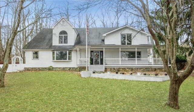 Lake house 1.3 acres-With Cable-activities including kayaks, quad track, fishing