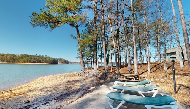 Lake Martin Oasis on Nero's Point, sleeps 15!