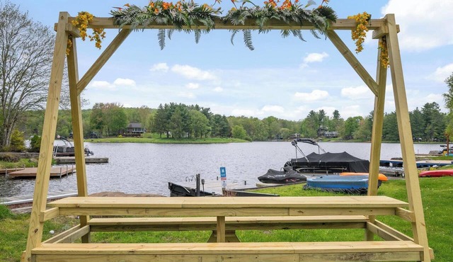 Lake VibeZ: 5BR Pocono Lakefront, Private Dock, Swim, Kayaks, Boats & Golf