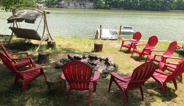 Lakefront 7 Bedrooms! Private Dock Swim! Fish! Boat!
