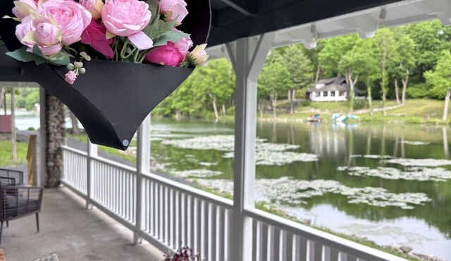 Lakefront Couples Retreat in the Poconos