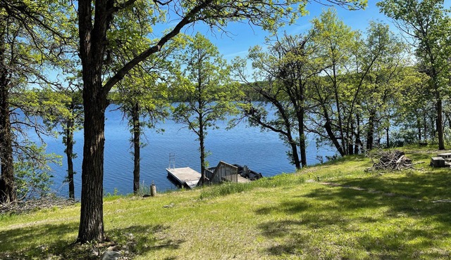 Lakefront drive up cottage, private dock and hot-tub room