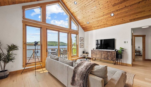 Lakefront Moonrise Trail Lodge: 4BR, Private Dock & Stunning Views