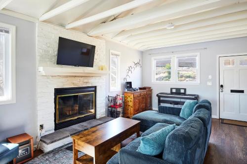 Lakefront Retreat Hot Tub Kenoza Cottage