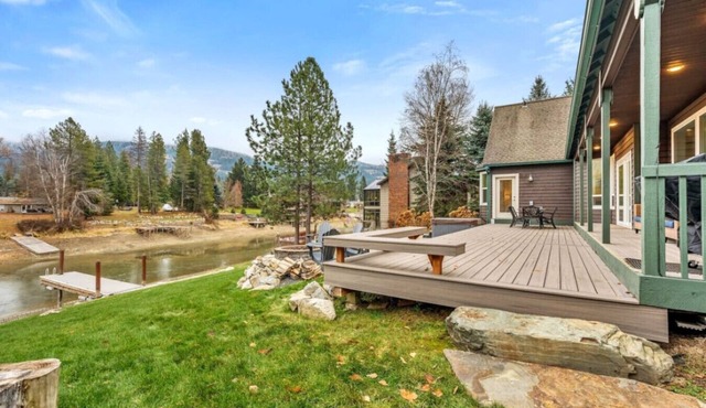Lakeside Escape Waterfront w/Hot Tub + MTN Views!