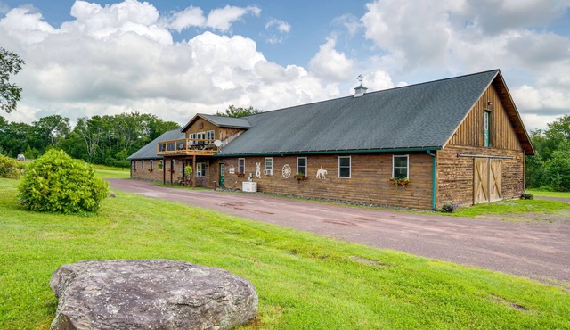 Lakeside Gem: Hot Tub & Game Room in Hancock