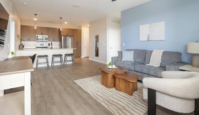 Landing | Beautiful 2BD, Clubhouse, Pool