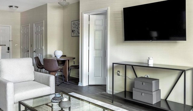 Landing | Modern 2BD, Gym, Pool