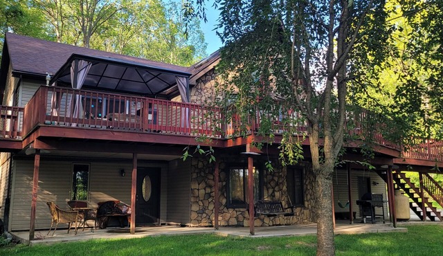 LARGE 3 BEDROOM ON WOODED LOT, POOL, HOT TUB MIN TO PENNSTATE
