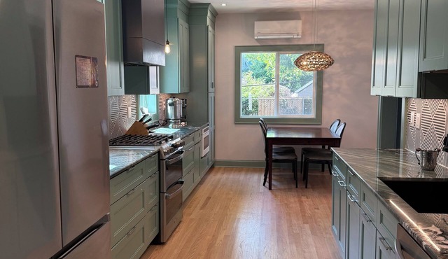 Large Beach House. Close to NYC train, bars, clubs, restaurants