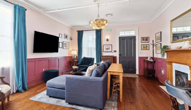 Large Designer Suite Steps to Downtown & Streetcar