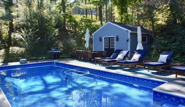 Large lakehouse, fishing, kayaking, heated pool, fireplaces multiple bedrooms!