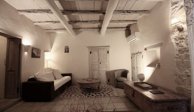 LARGE RENOVATED DUPLEX 14TH CENTURY HOUSE IN UPPER TOWN