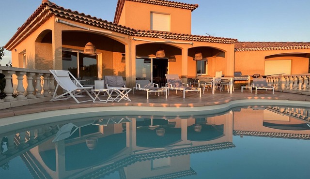LAST-MINUTE DEAL: Stunning air-conditioned villa with a pool, pétanque, and sea/mountain views