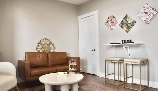 ~Little Italy ~ Mid Century Modern One Bedroom~