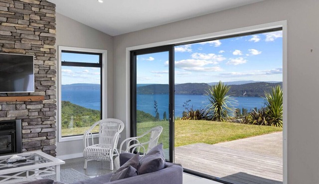 Loch Eagles Retreat with spectacular scenic view of lake