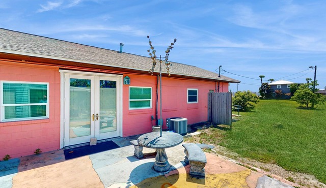 Lovely home close to beach with patio, central AC, full kitchen, & washer/dryer