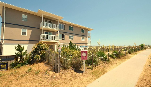 Lovely Ocean Front Condo In The Beachcomber!