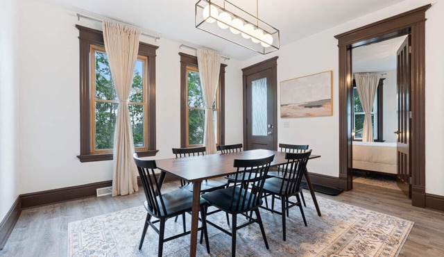 Lrg Flat: Steps to Zoo & Nightlife, Nr Attractions