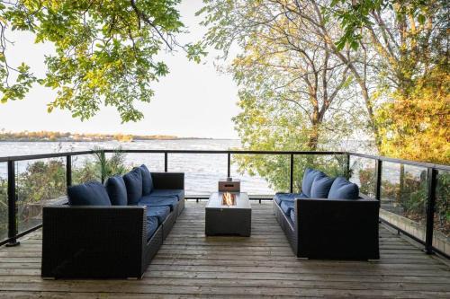 Luma Lakehouse Icewine Lakefront | Deck + Hot Tub