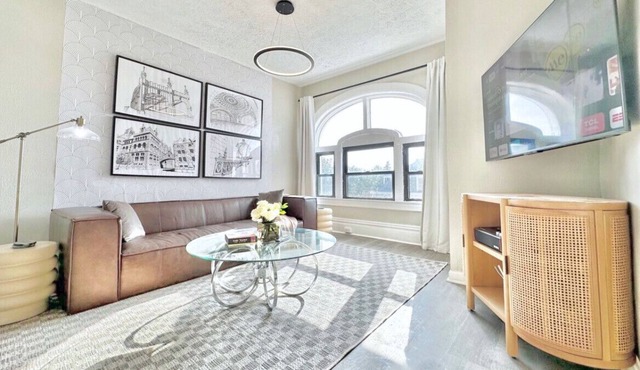 Luxe Bloomfield Penthouse | Pitt/CMU/UPMC | Modern