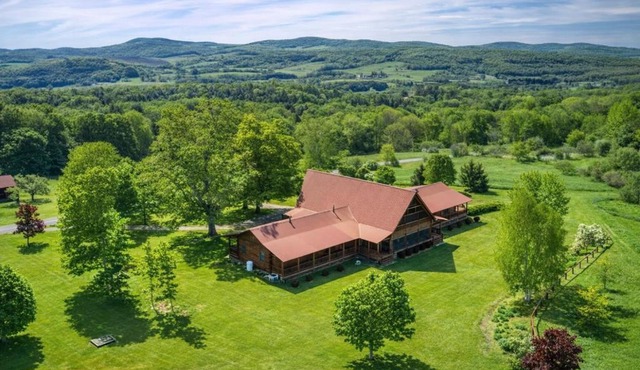 Luxurious 4-Bedroom Log cabin sleeps 13 close to Cooperstown, NY