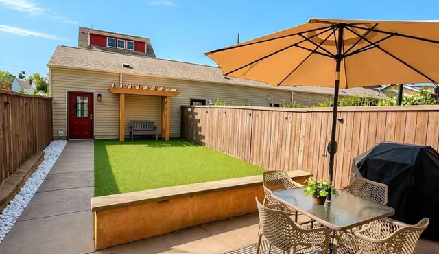 Luxurious 4BR Urban Oasis Sleeps 12 Pets OK Private Backyard & 2 Car Garage