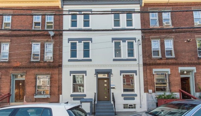 LUXURY 3BR, 2 BATH, Pvt. Deck, Free PARK. SLEEPS 8, FREE PARK, WALK TO PENN.