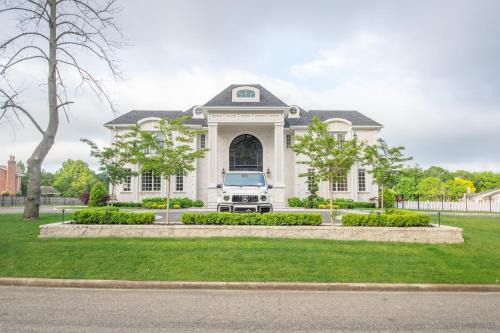 Luxury 4BR Magical Oasis Villa Mansion with Indoor Basketball Court and Pool