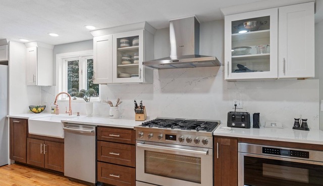 Luxury 5-bedroom home near SU, with hot tub