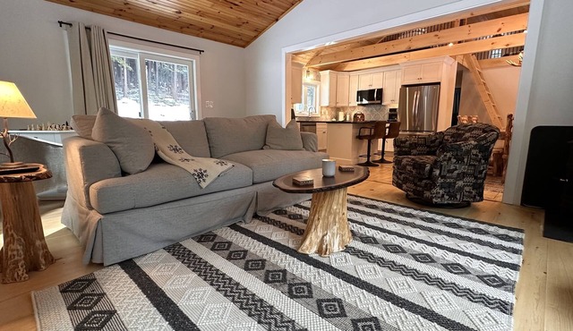 Luxury Cabin Sleeps 4 to 7 - mins to Lake George
