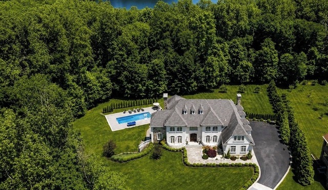 Luxury Estate 8 bedrooms Pool Hot Tub Private access to Lake 1hr NYC