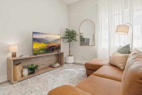 Luxury King Bed Apt Within Walking Distance to Everything