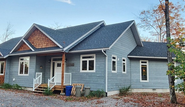Luxury Lake Cottage with a rustic vibe just 2.5hrs away from GTA.