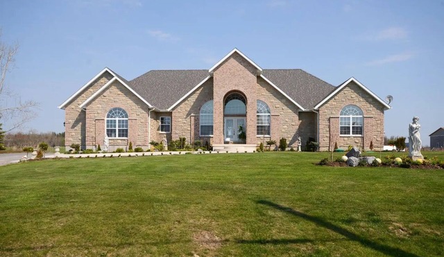Luxury Lakeview Villa: Gateway to Winery Paradise