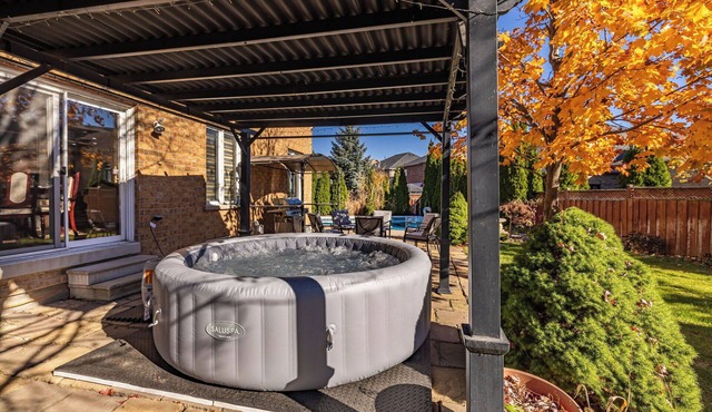 Luxury Oasis Retreat for entire family with Heated Saltwater Pool