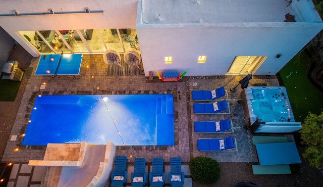 Luxury Old Town Oasis Waterslide Heated Pool Putting Green Spa
