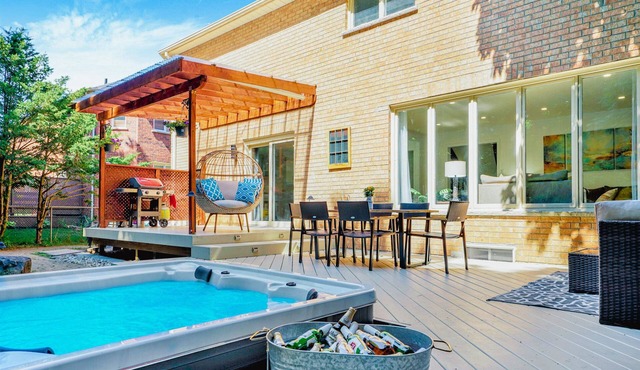 Luxury Remodel w HOT TUB, 6 Bdrm w 3 King beds.